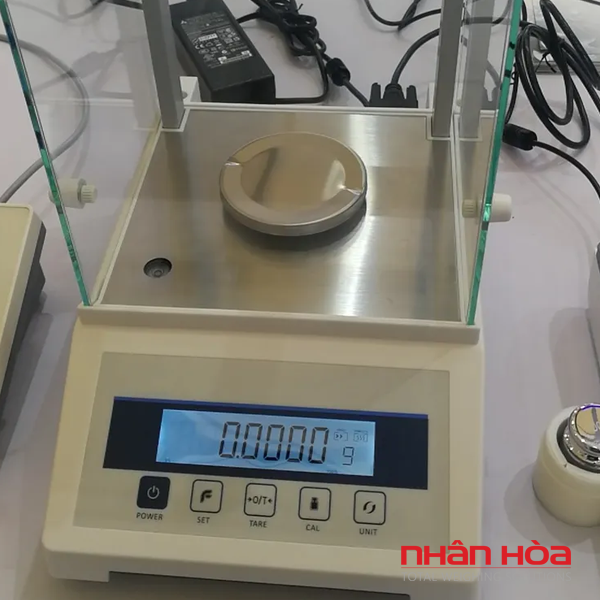 Cách dùng cân phân tích đúng kỹ thuật