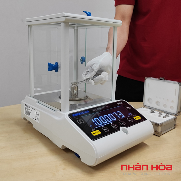 Cách dùng cân phân tích đúng kỹ thuật