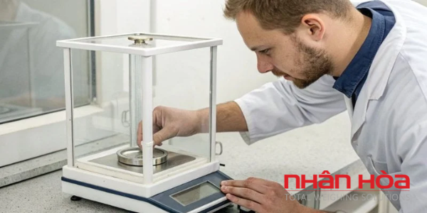 Độ chính xác cân phân tích được đánh giá theo tiêu chuẩn nào?