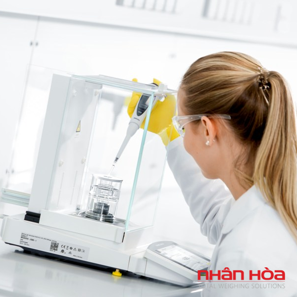 Độ chính xác cân phân tích được đánh giá theo tiêu chuẩn nào?