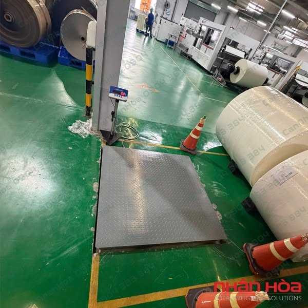 So sánh cân bàn điện tử và cân sàn điện tử